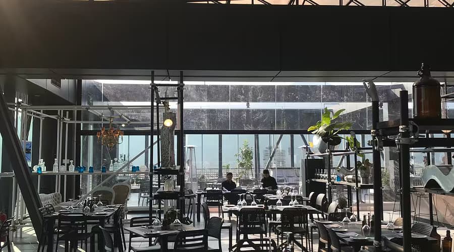 Restaurante habilitado con salón interior, iluminación y mobiliario.
