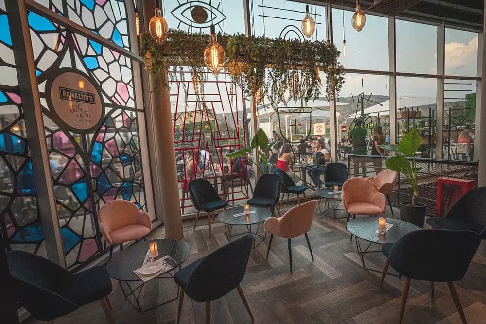 Salón comercial habilitado con revestimiento de piso, iluminación y mobiliario.