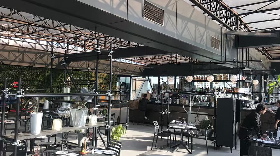 Terraza de restaurante habilitada con estructura, iluminación y climatización.