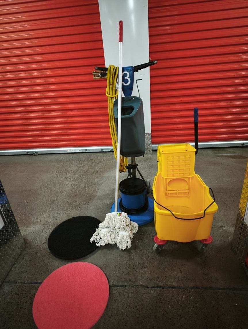 Pack de limpieza con pulidora industrial, carro, mopa y pads